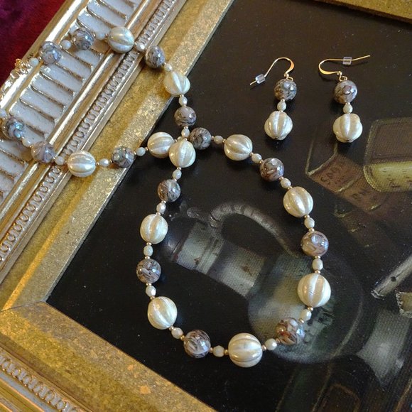 Handmade necklace & earring set with creamy Czech melon beads - Picture 3 of 7